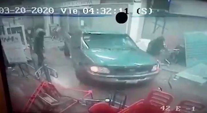 Con ayuda de una camioneta ladrones entran a robar un supermercado en Tecámac