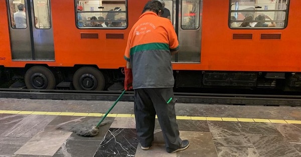 trabajadores-metro-tercera-edad