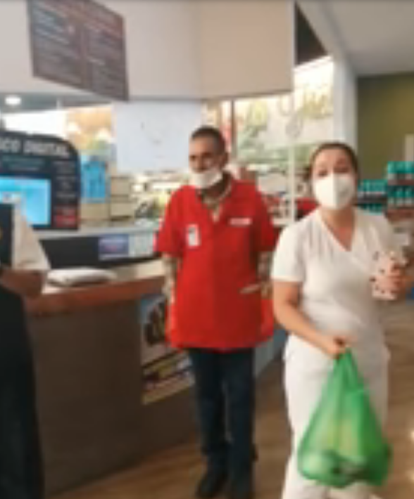 Personal de un supermercado ovaciona a enfermera del IMSS en Chihuahua