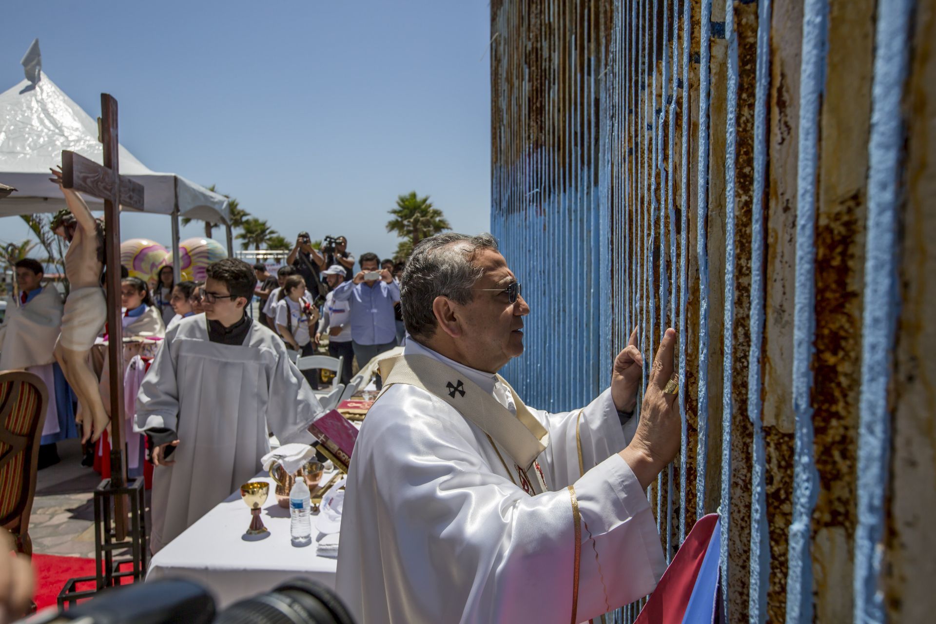 Para que no falte nadie: Arzobispo bendecirá a mexicanos arrojando agua desde una avioneta 