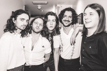 Escucha a Blossoms y Miles Kane coverear "The Less I Know The Better" de Tame Impala