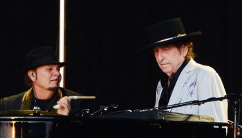 Bob Dylan estrena una canción sorpresa 'I Contain Multitudes'