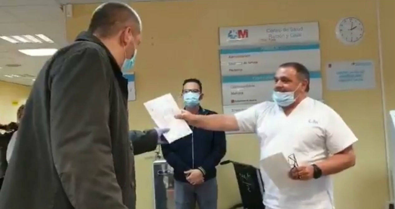 Personal de un hospital recompensa a taxista que trasladaba a pacientes con coronavirus y sin cobrarles