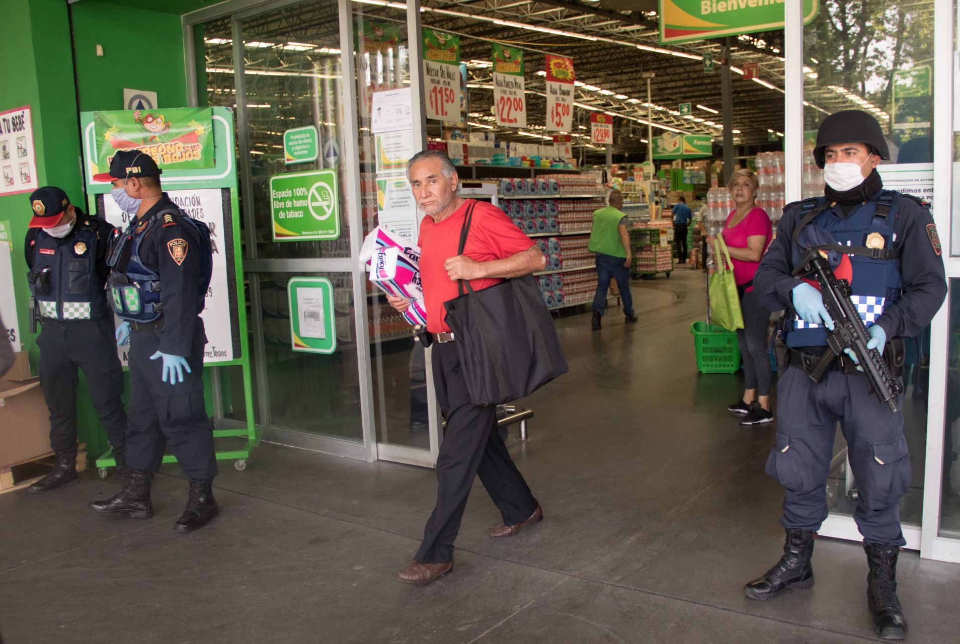 Un hombre le disparó al guardia de un supermercado por no dejarlo pasar sin cubrebocas