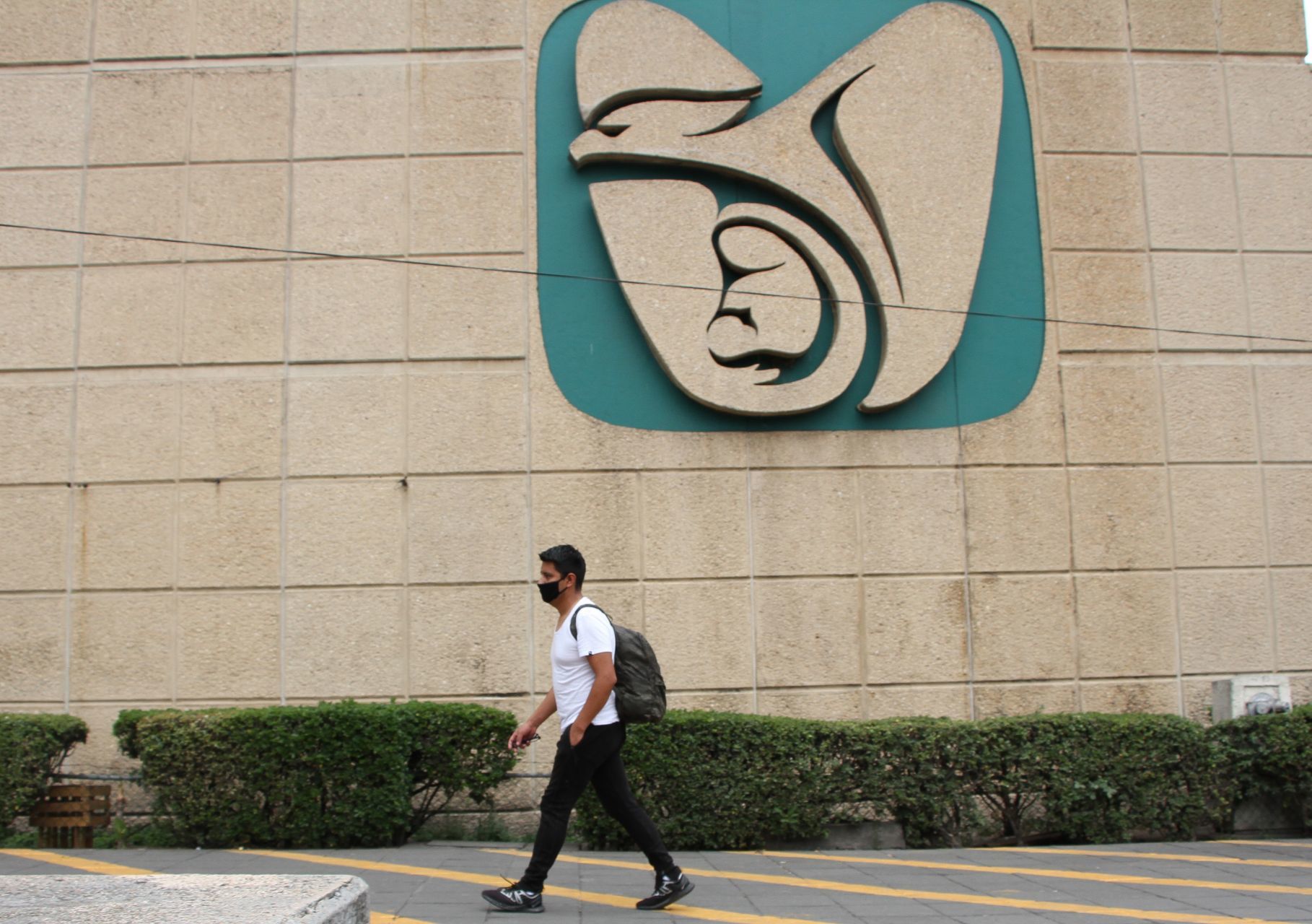 El IMSS pide al personal médico que evite salir a la calle con uniforme... entre otras medidas