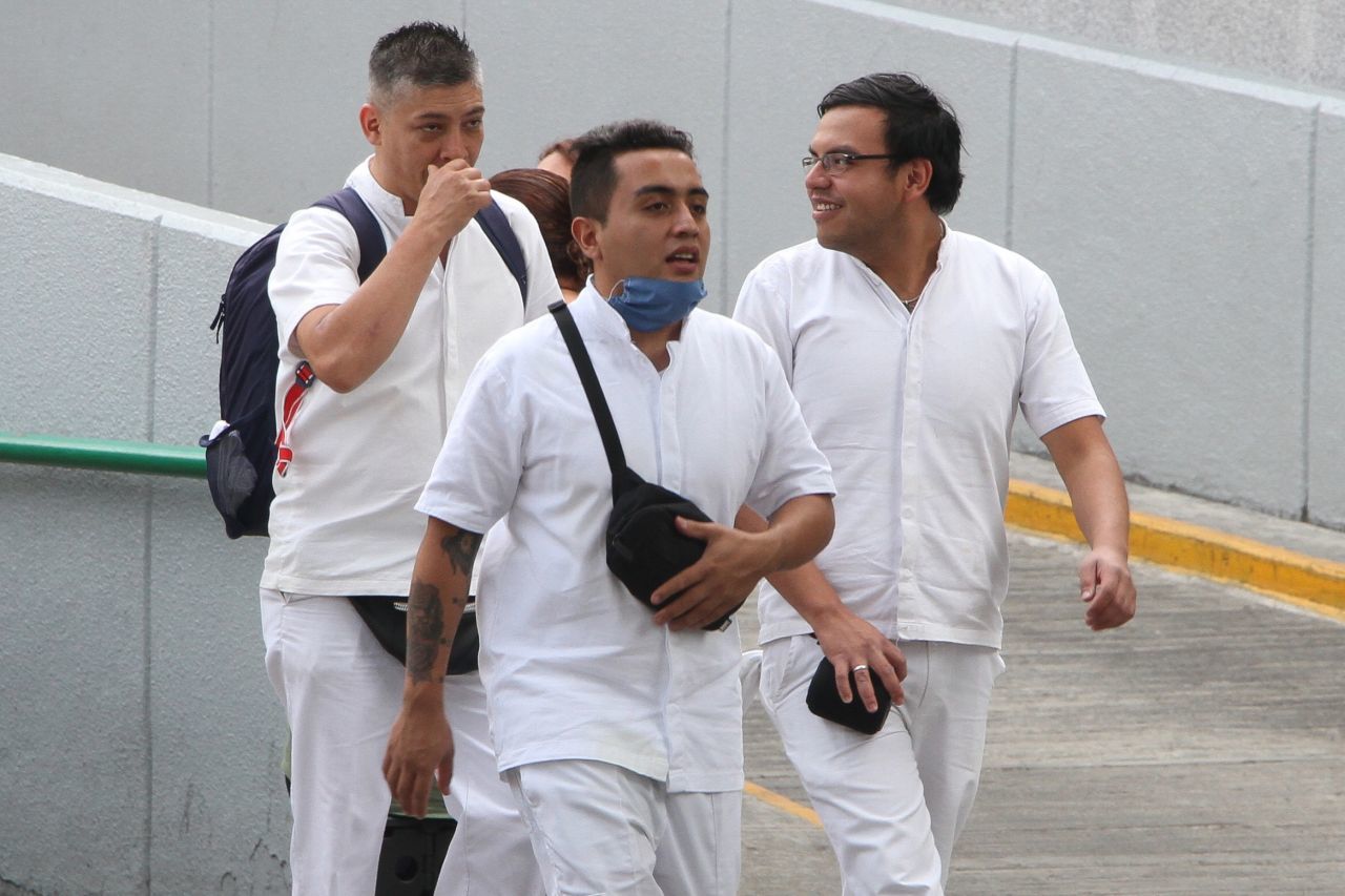 El IMSS pide al personal médico que evite salir a la calle con uniforme... entre otras medidas