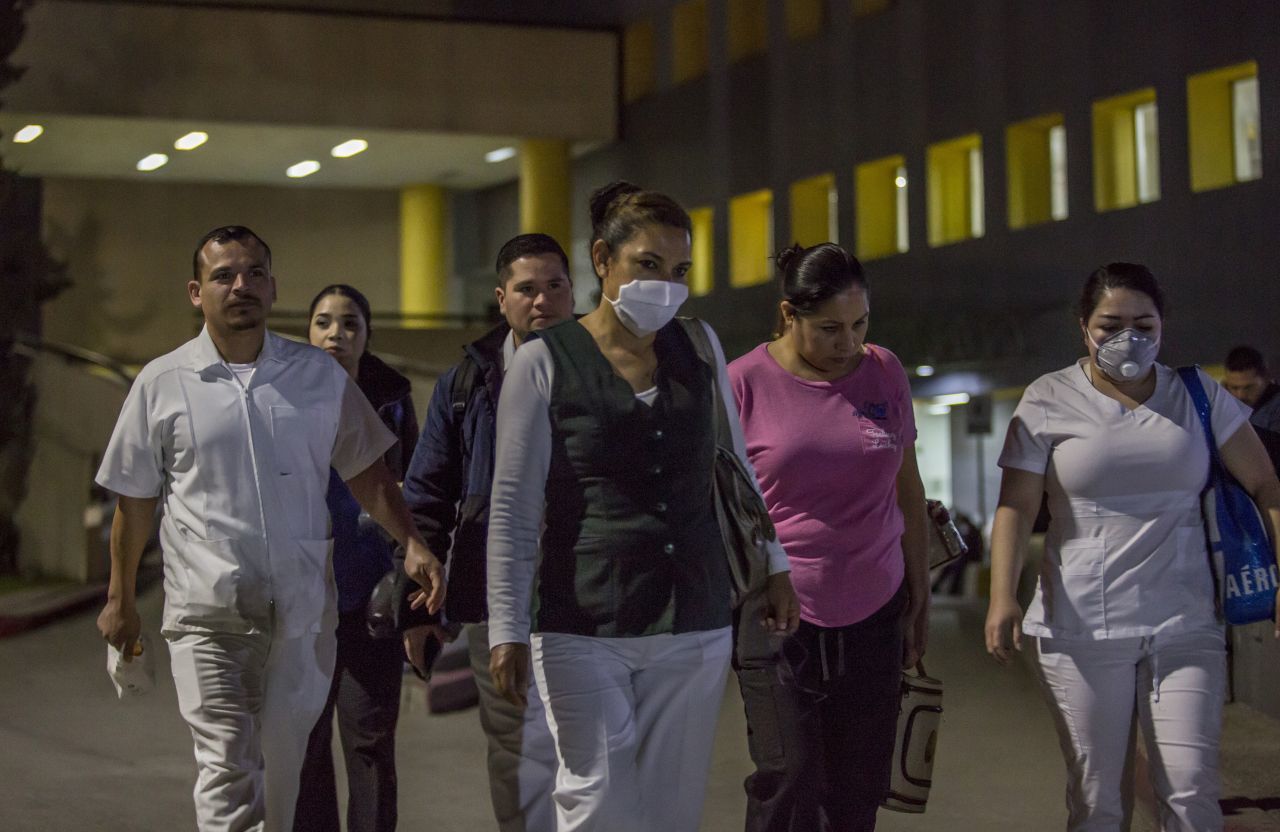 El IMSS pide al personal médico que evite salir a la calle con uniforme... entre otras medidas