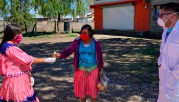 Estudiantes tarahumaras hacen gel antibacterial a base de hierbas