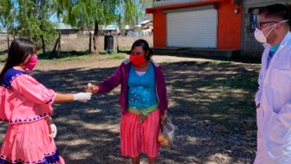 Estudiantes tarahumaras hacen gel antibacterial a base de hierbas