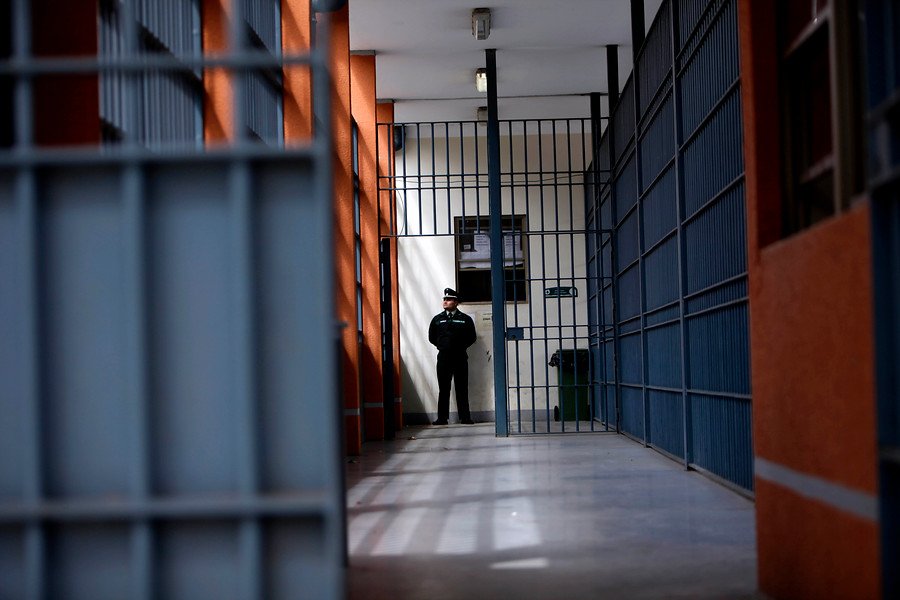 La polémica ley que impulsó Chile para enviar a presos a su casa