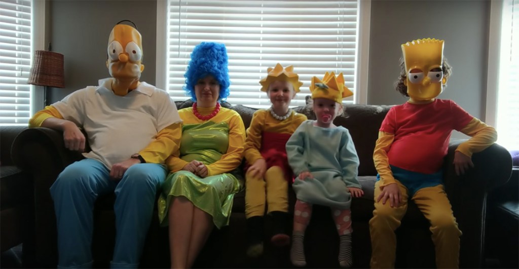 D'oh! Familia aburrida por la cuarentena graba intro de 'Los Simpson'