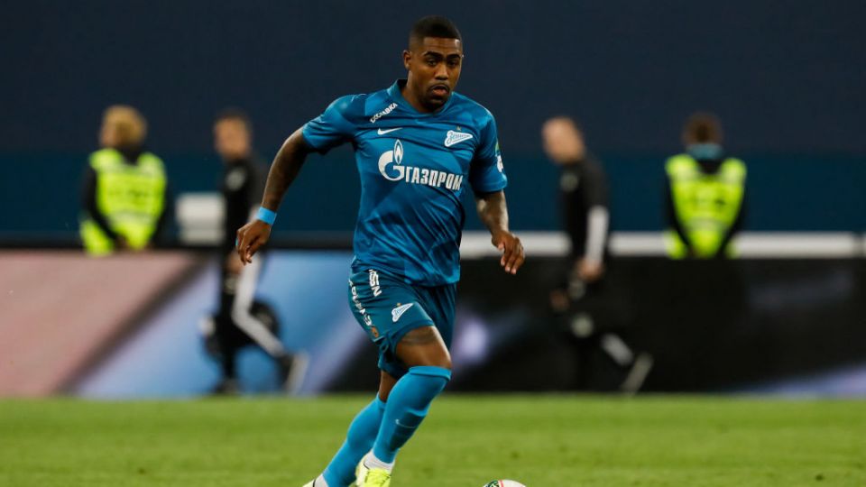 Dron le entregó el premio de ‘jugador del mes’ a Malcom acompañado de ‘Susana Distancia’