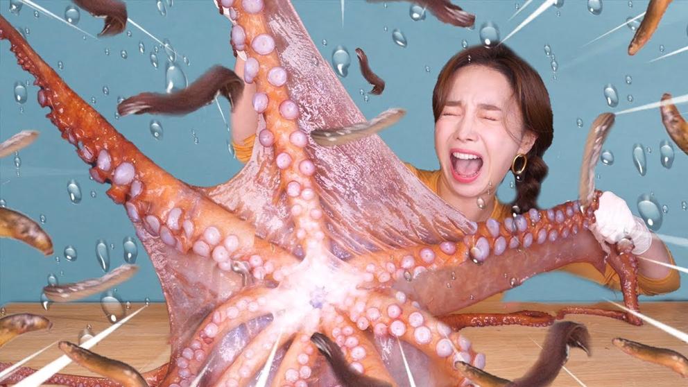 Acusan a youtuber coreana de maltrato animal por videos en donde come mariscos vivos
