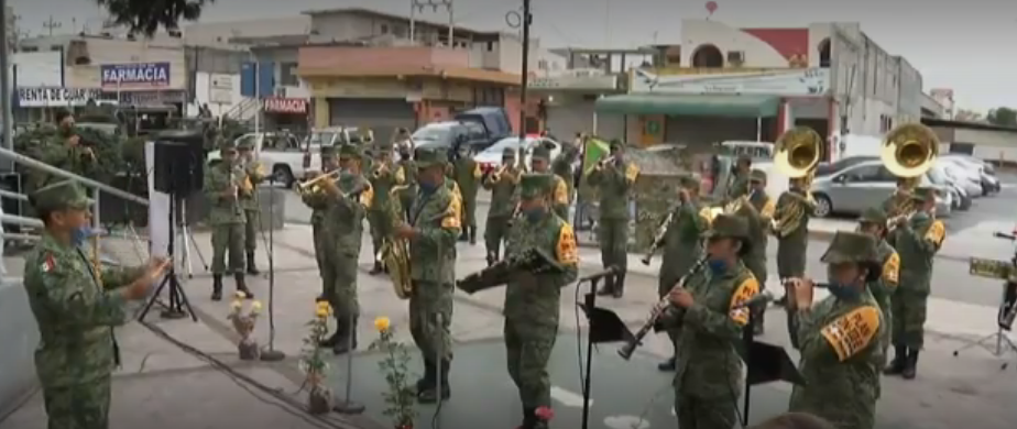Militares llevan serenata a trabajadoras de la salud en Monterrey por el Día de Madres