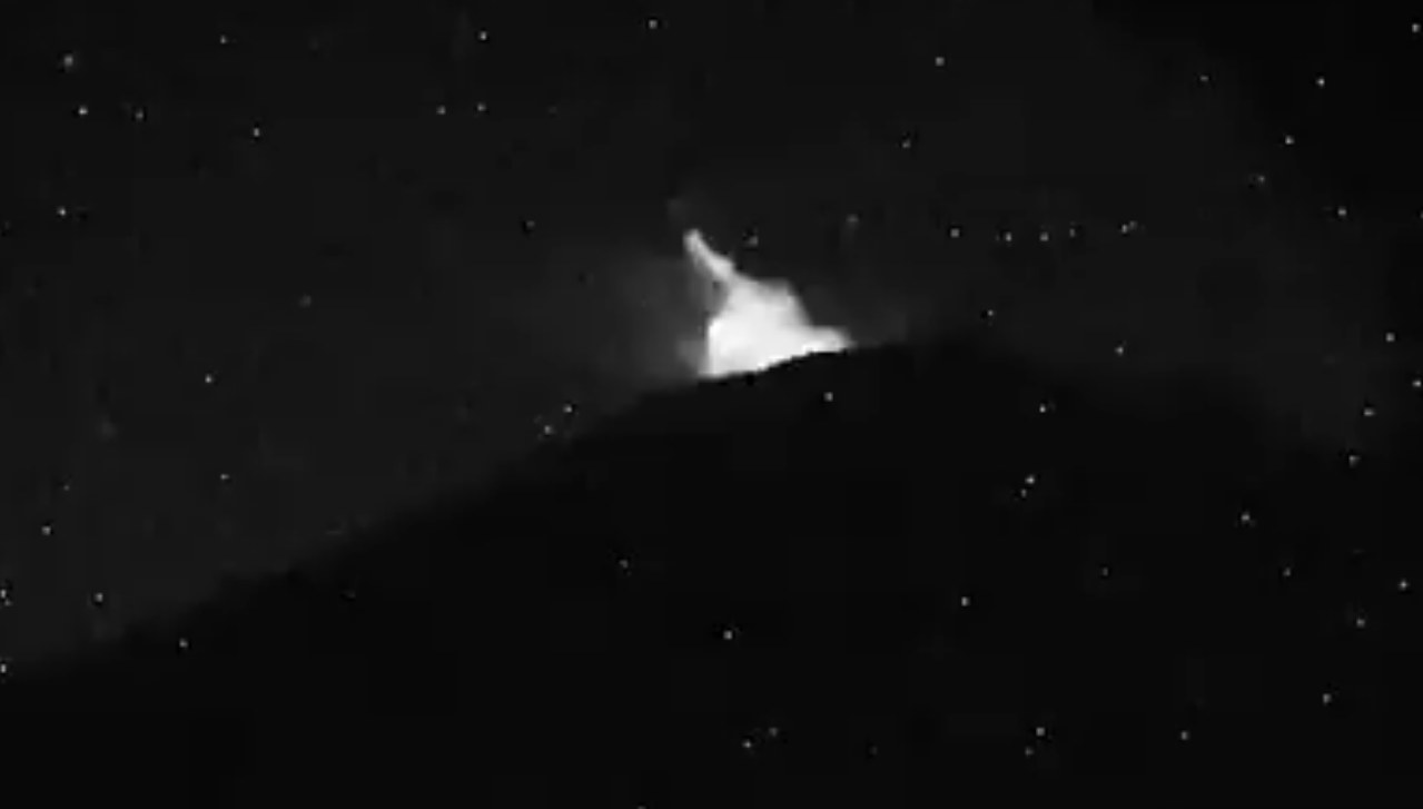 El Popocatépetl registró una nueva explosión con expulsión de fragmentos incandescentes