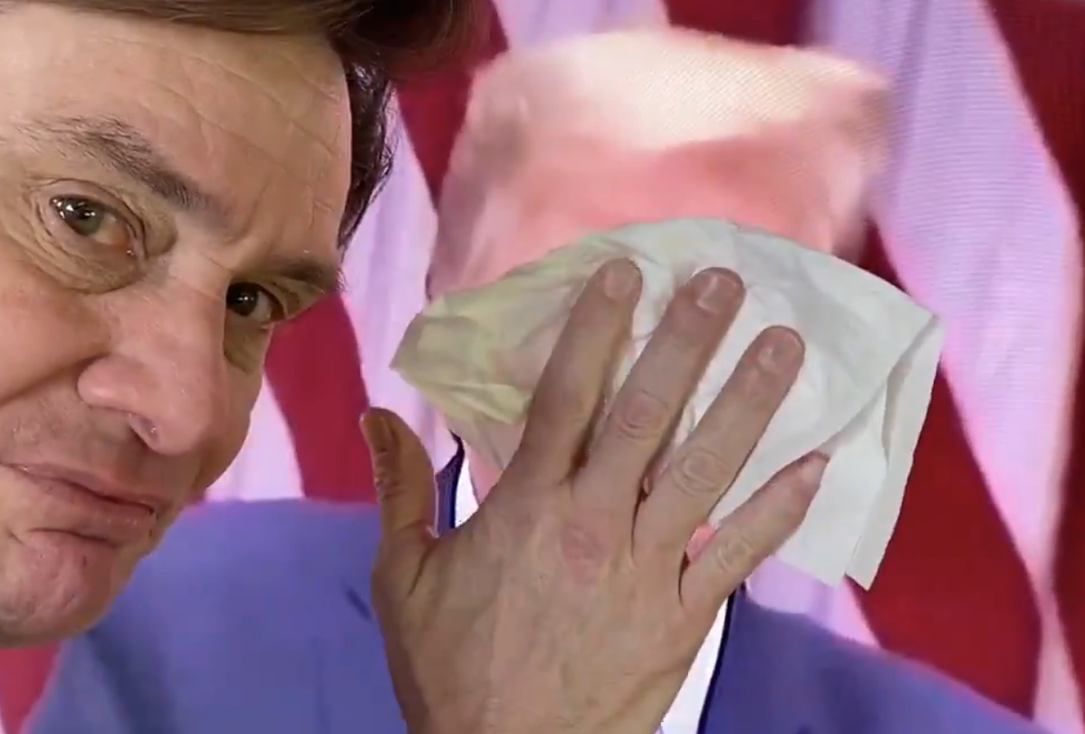 Jim Carrey genera polémica por toserle en la cara a Donald Trump