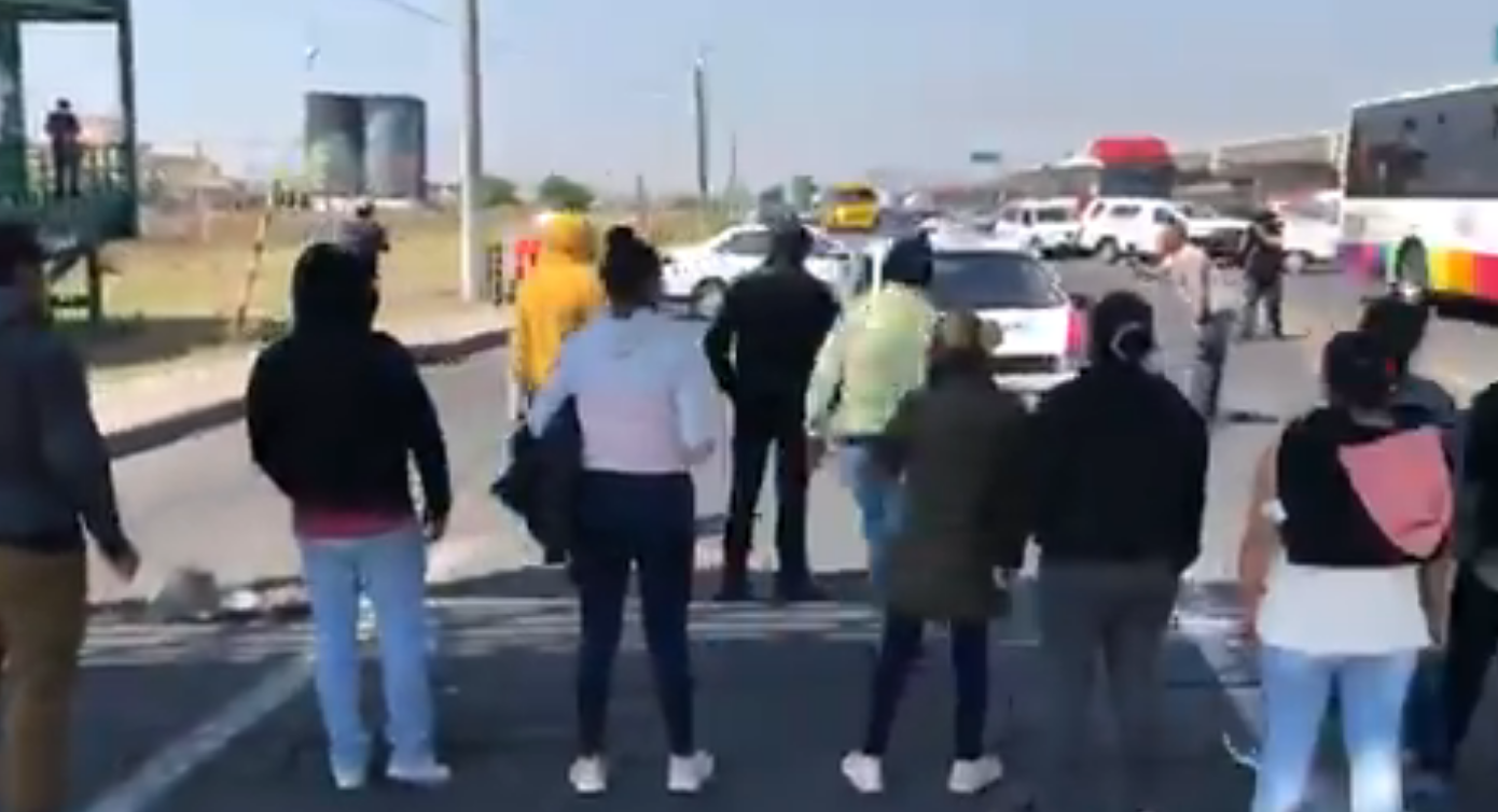 Familiares de pacientes del Hospital Las Américas en Ecatepec cerraron Avenida Central