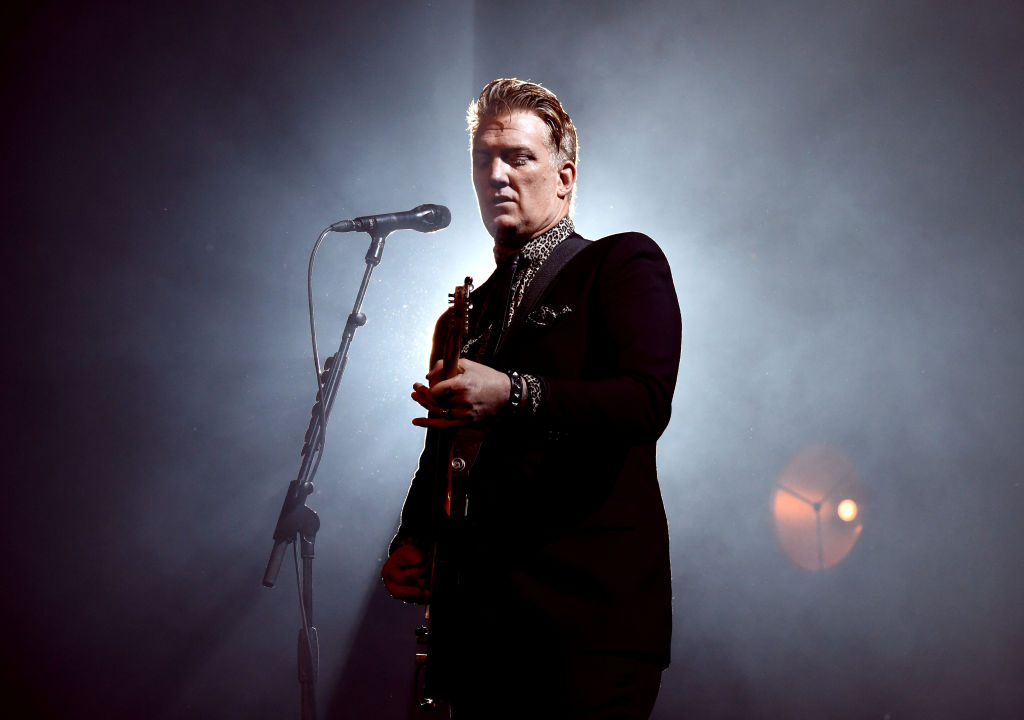 Checa a Josh Homme tocando "Spinning in Daffodils" de Them Crooked Vultures