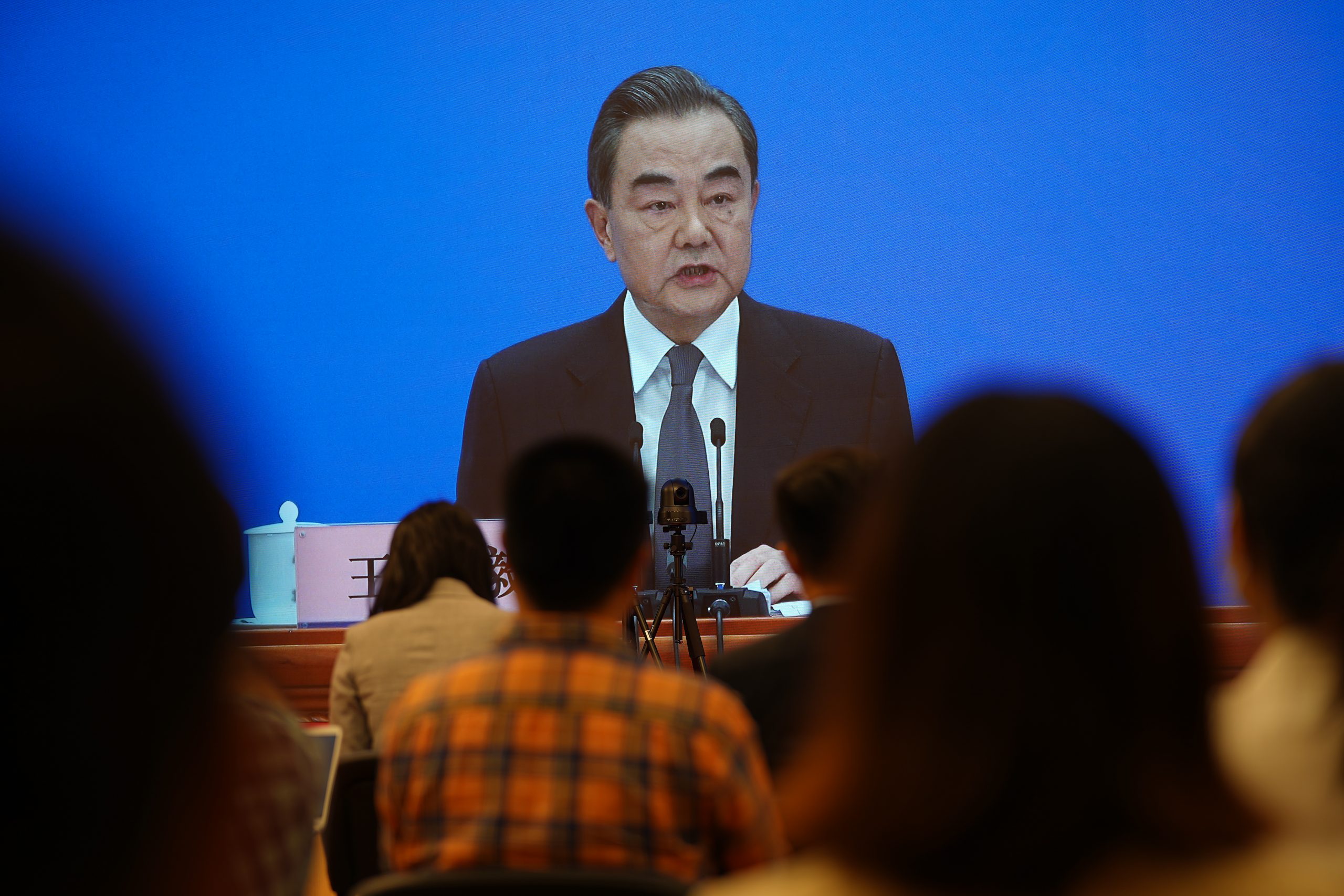 China y EE.UU. están "al borde de una nueva guerra fría", advierte el ministro Wang Yi