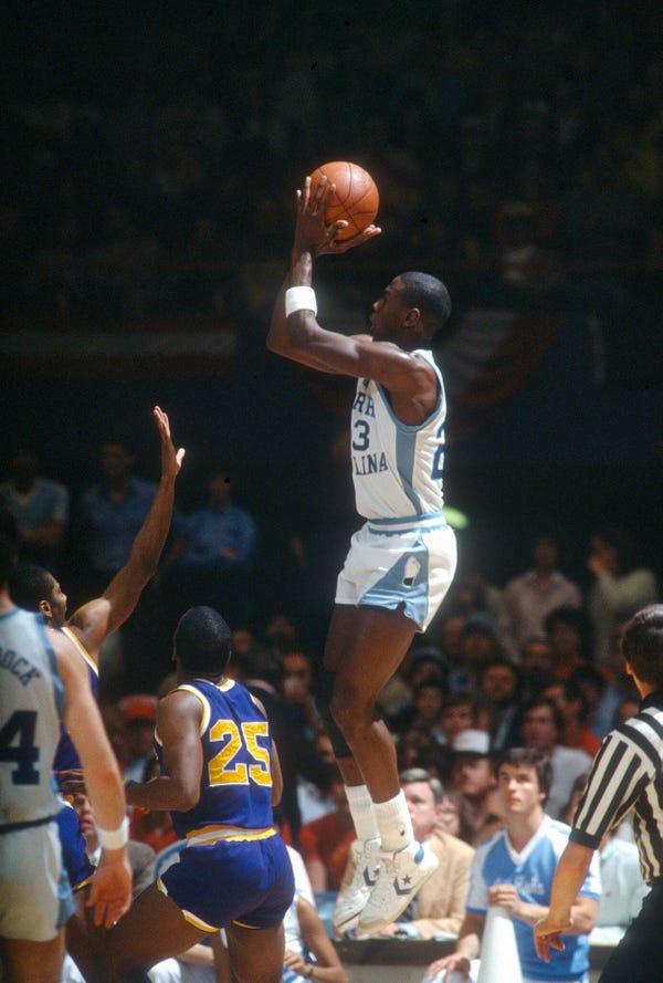 Michael Jordan jugó con tenis Converse durante su carrera colegial