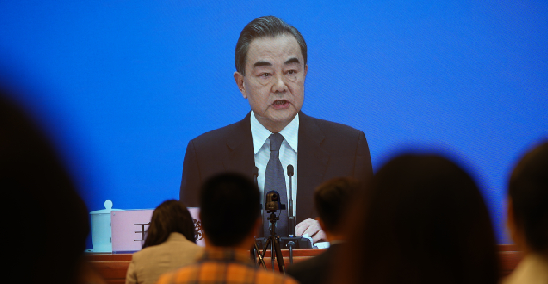 China y EE.UU. están "al borde de una nueva guerra fría", advierte el ministro Wang Yi