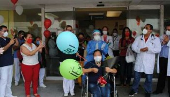 Enfermera del IMSS en Tamaulipas supera al coronavirus y abandona el hospital entre aplausos