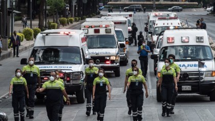 Paramédicos de CDMX recuerdan con caravana a compañeros que murieron por coronavirus