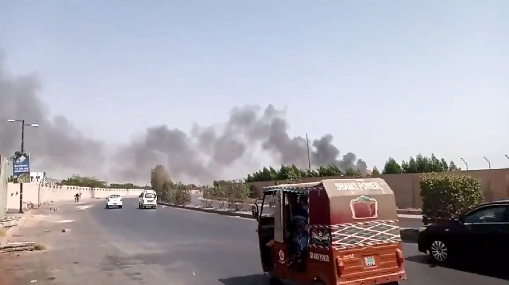 Avión se estrella con 107 personas a bordo en cercanías de aeropuerto