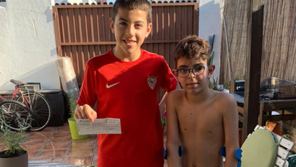 Amistad nivel: Niño que juega en el Sevilla regaló su beca de mil euros para que su amigo sea operado