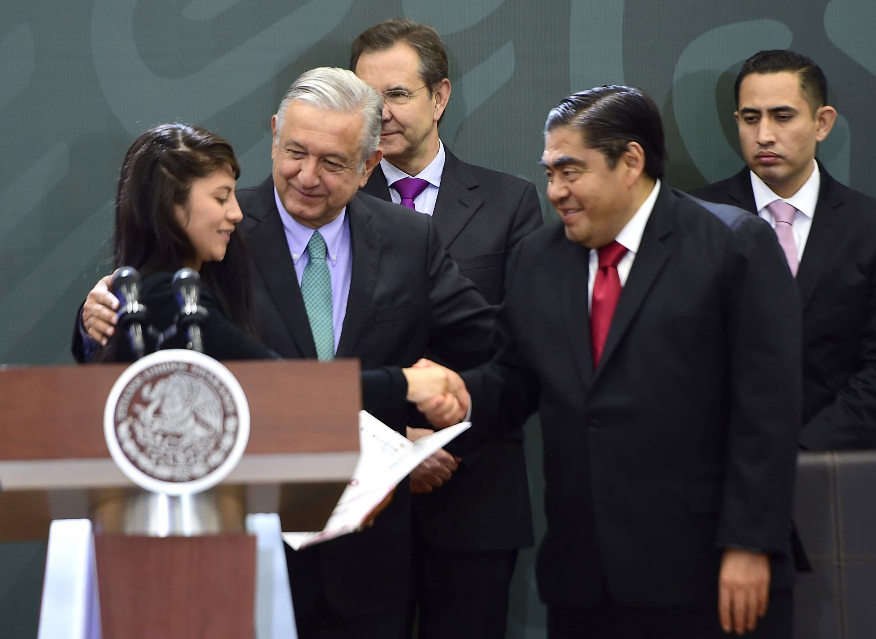 Polémica por nueva ley en Puebla que permite al gobierno de Barbosa ‘tomar control’ de escuelas privadas