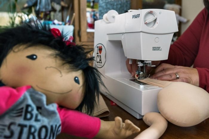 Mujer crea muñecas personalizados para niños que tienen alguna discapacidad