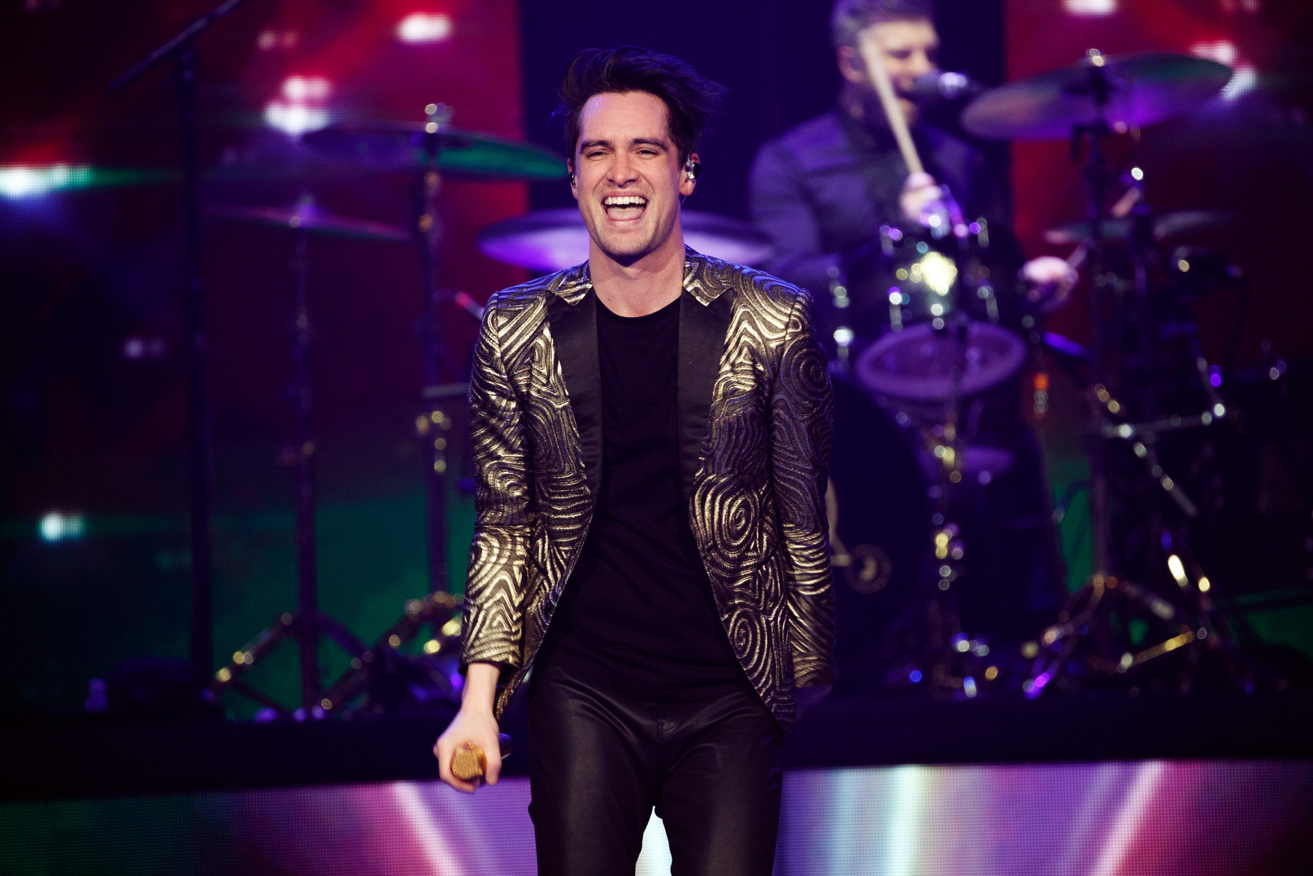 Brendon Urie, Jimmy Fallon y The Roots tocan "Under Pressure" con
