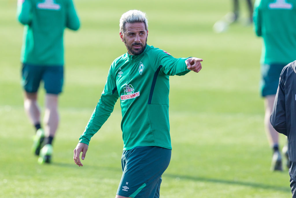 Aíslan a jugador del Werder Bremen a un día de la reanudación de la Bundesliga; sospechan de Pizarro