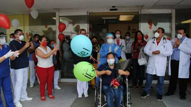 Enfermera del IMSS en Tamaulipas supera al coronavirus y abandona el hospital entre aplausos
