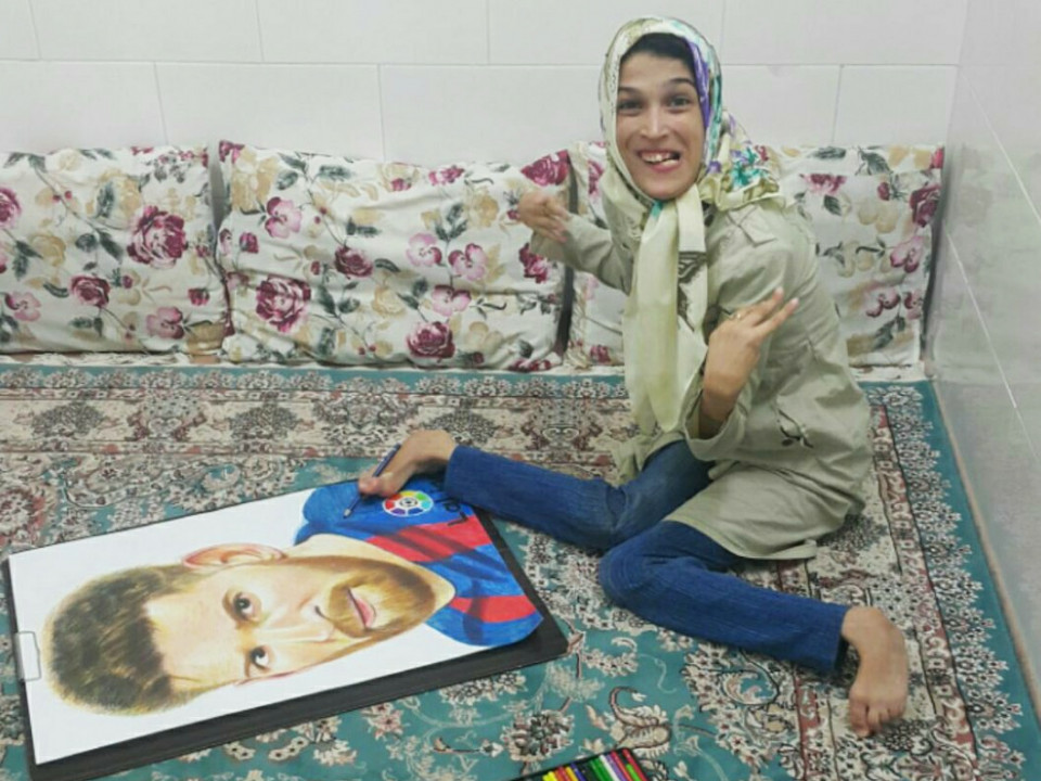 Fateme Hamami: La artista iraní que plasma retratos de futbolistas y más con los pies