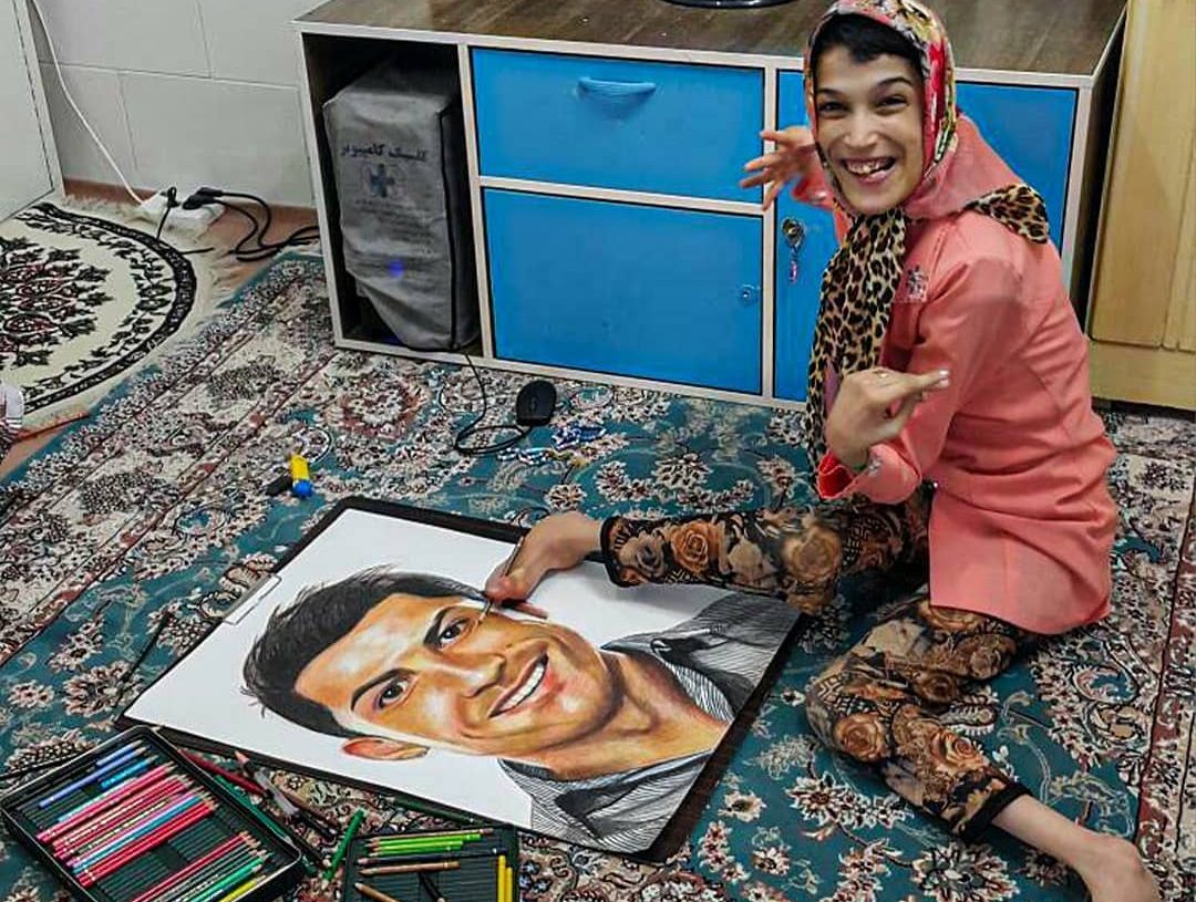 Fateme Hamami: La artista iraní que plasma retratos de futbolistas y más con los pies