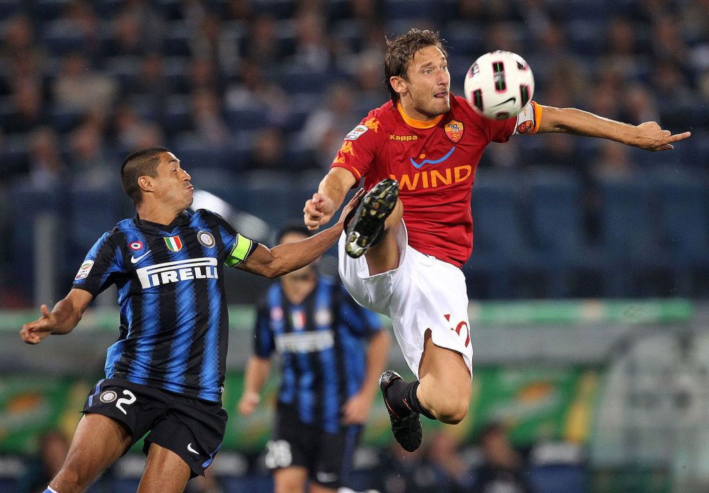 El día que los rivales y la afición le 'aplaudieron' a Totti por patear a Balotelli