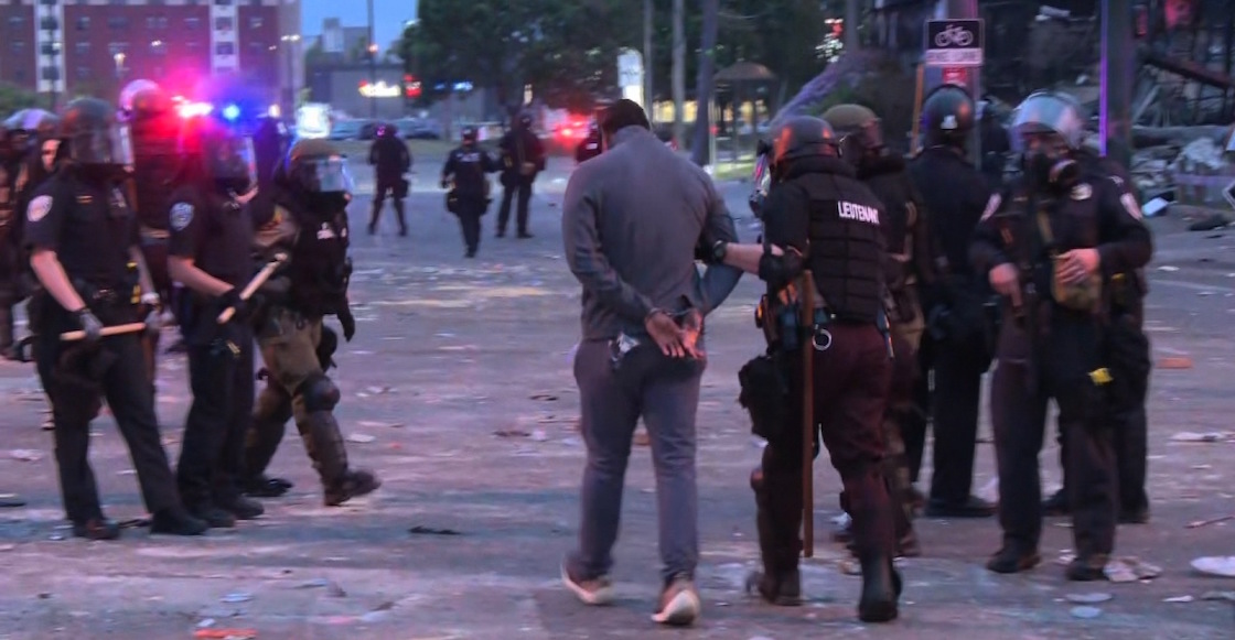 minneapolis-protestas-arresto-cnn-vivo-transmitio-omar-jimenez-video-manifestacion-01