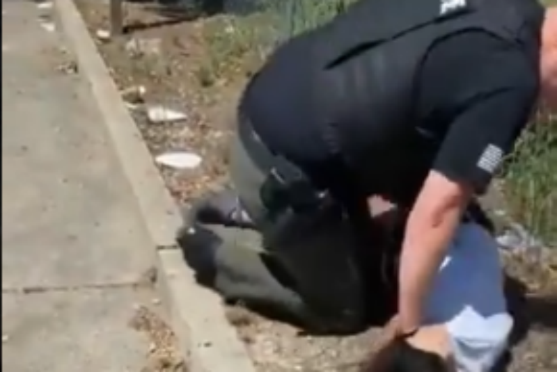 No sólo fue George Floyd: El video de un policía que golpea a un niño afroamericano en Estados Unidos