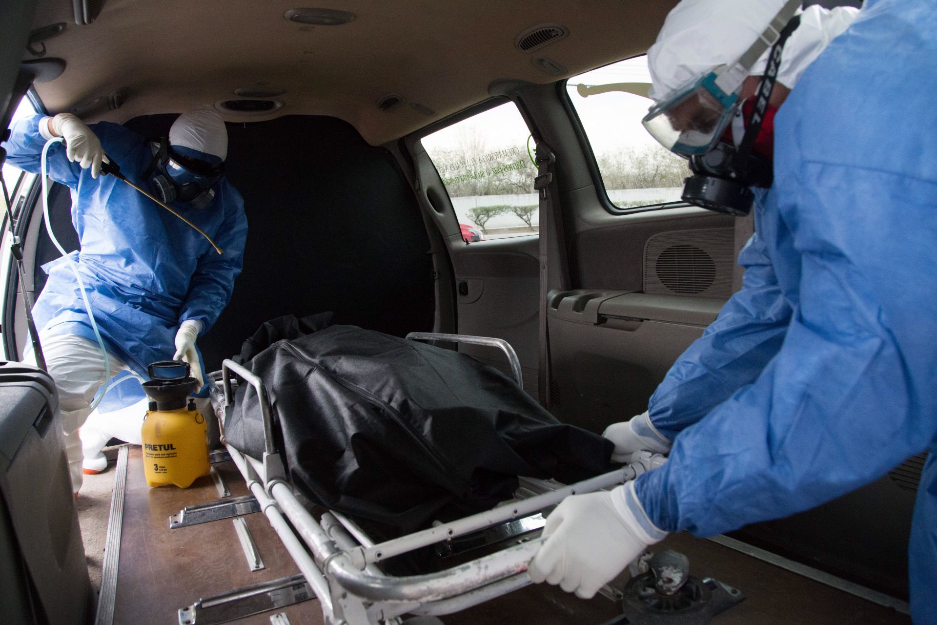 practica-manejo-cuerpo-covid-funeraria-camiones practica-manejo-cuerpo-covid-funeraria-camiones