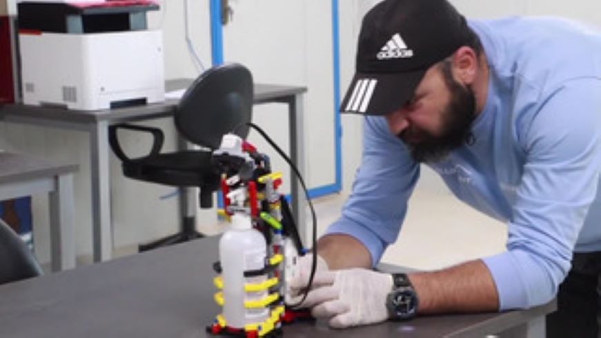 Refugiados sirios crean robot desinfectante con piezas de Lego en Jordania 