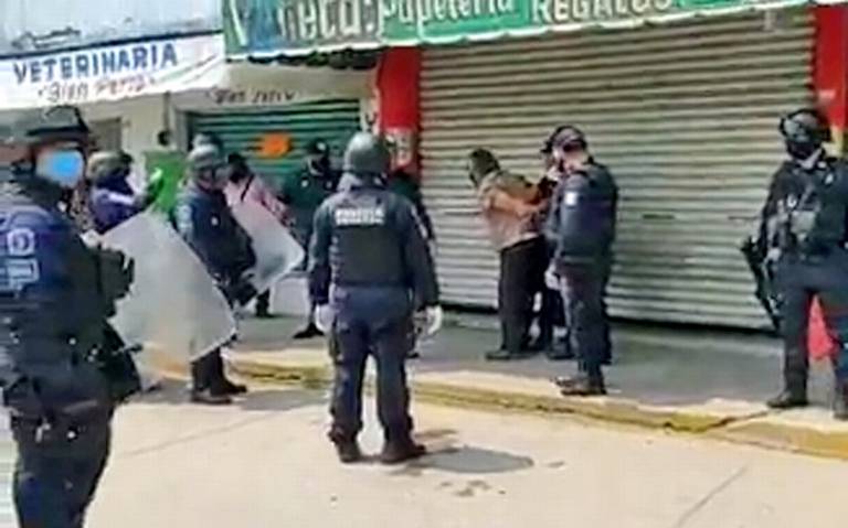 México mágico: Policías arrestan con lujo de violencia a abuelito por no cerrar su papelería 