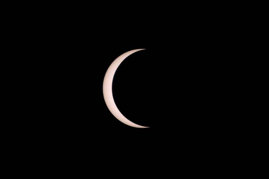 Foto del eclipse solar que dio paso al solsticio de verano y que solo se vio en el 2% del planeta