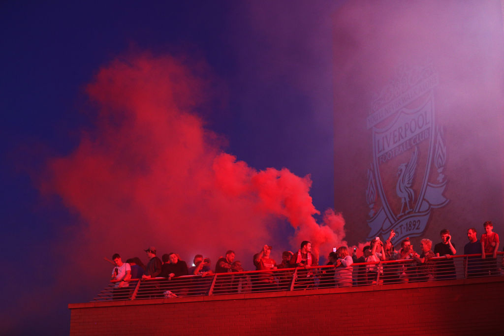 Los festejos de la afición del Liverpool tras concretarse el título en la Premier League