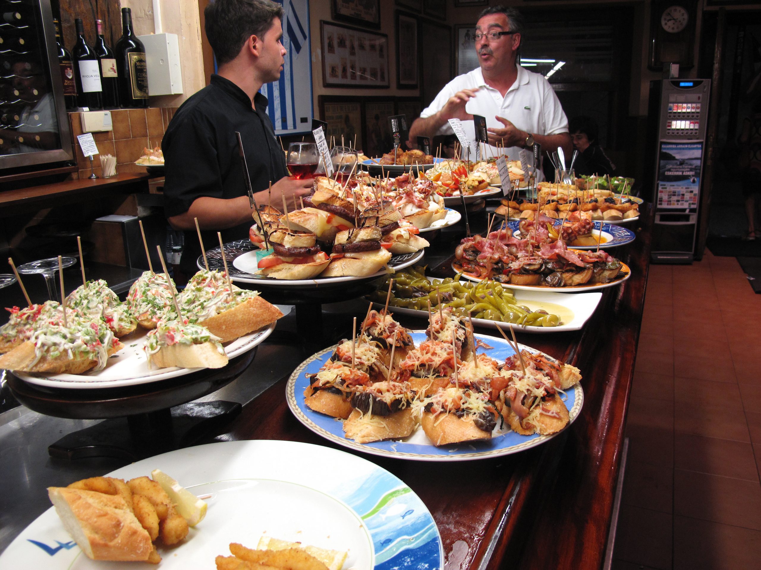 Barra con pinchos y tapas en España (Photo by Cristina Arias/Cover/Getty Images)