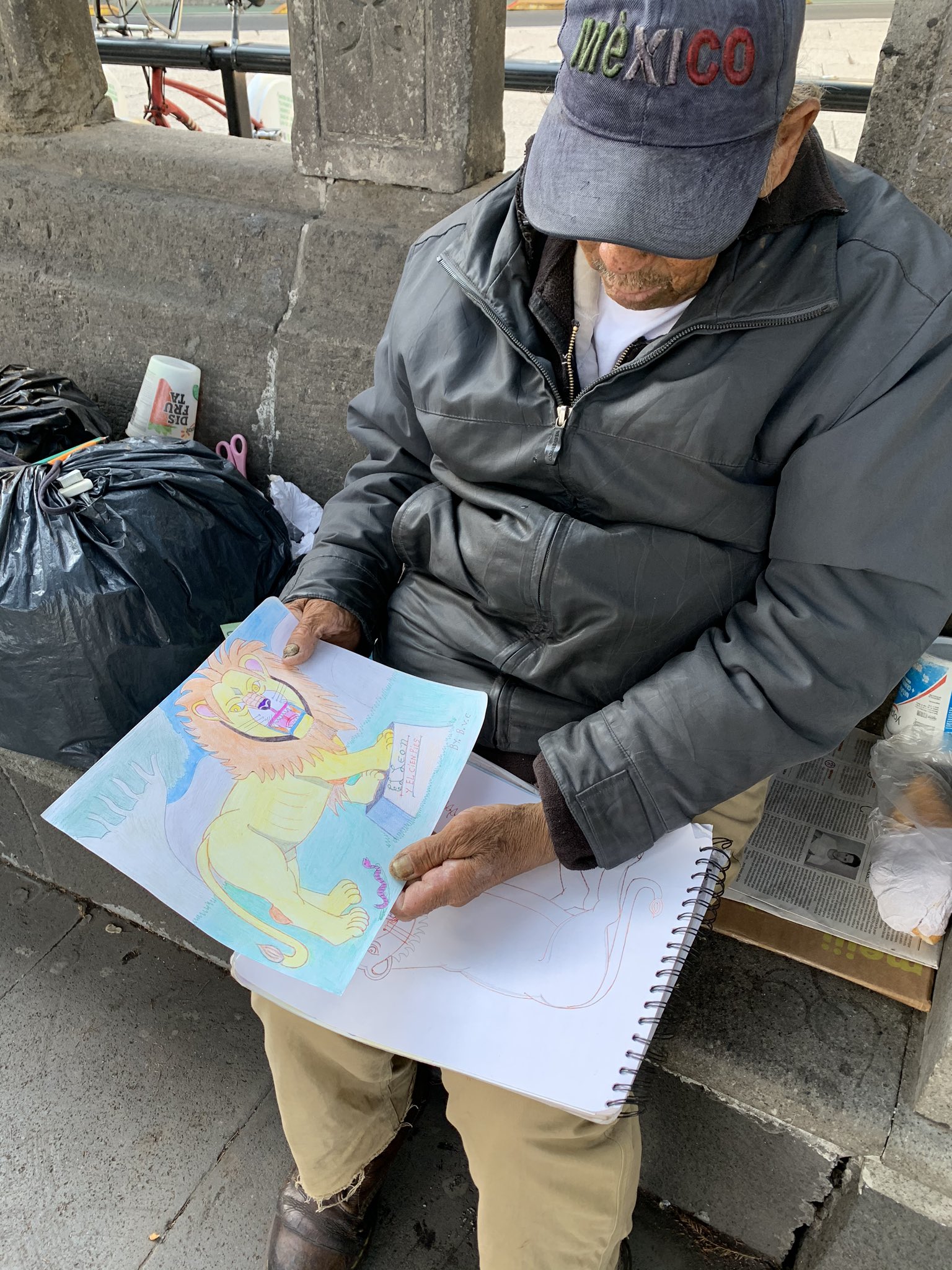 Abuelito hace dibujos en las calles de CDMX para ganarse la vida en plena pandemia