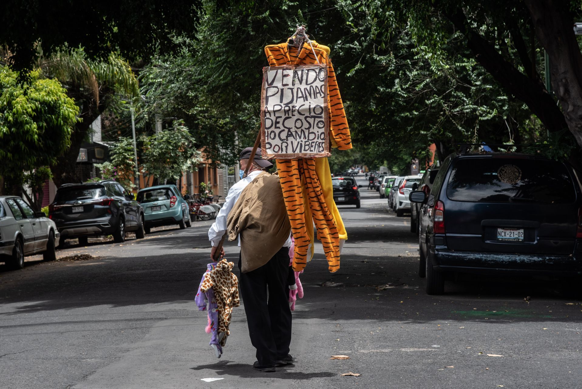 En plena pandemia de coronavirus: Abuelito cambia ropa por víveres en calles de CDMX