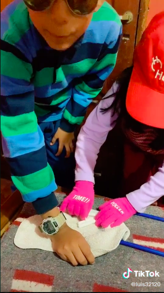 ¡Joya! Vean el video de TikTok donde niños recrean una escena de 'Alerta Aeropuerto' 