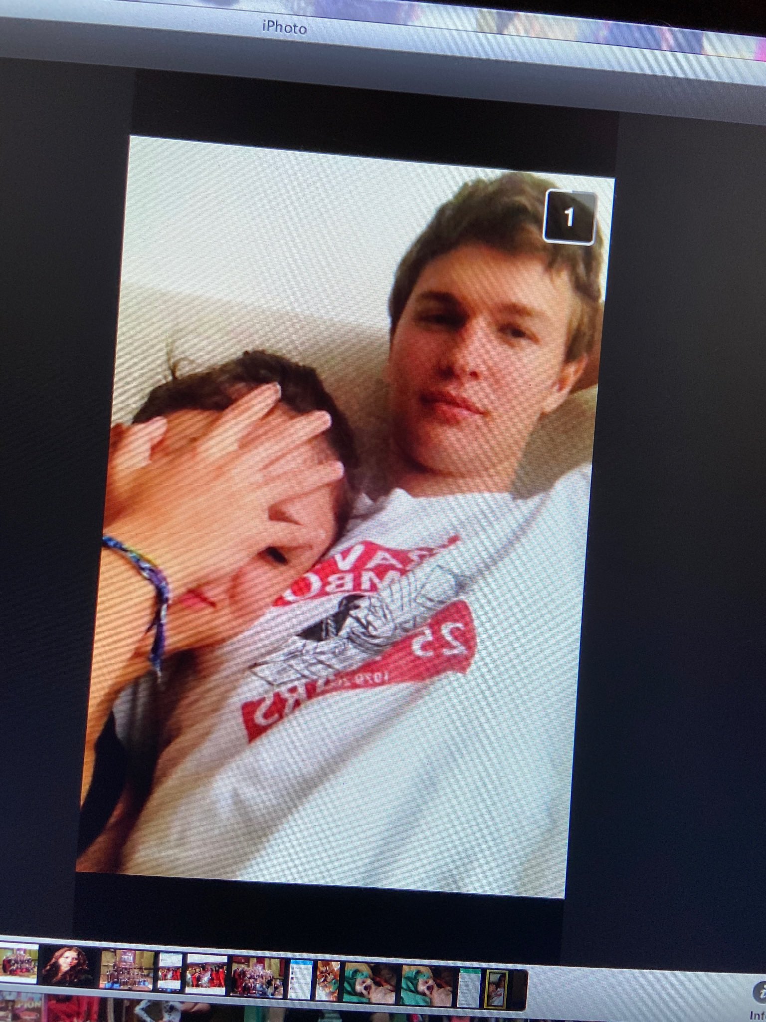 Acusan a Ansel Elgort de abusar sexualmente de una menor de edad