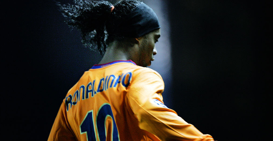 juNadie lo puede odiar: Ronaldinho, la ‘sonrisa del futbol’ que nos enseñó el arte de la magiagadores-nadie-puede-odiar-ronaldinho-magia-joga-bonito-goles-titulos